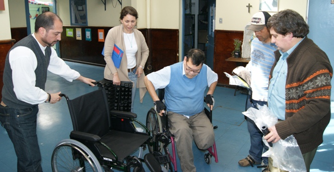 Directora Regional Metropolitana del Senadis entrega silla de rueda a Juan José Poblete.