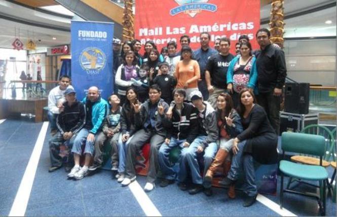 Miembros de la comunidad sorda de OJASI, Seremi de Serplac y Director Senadis Tarapacá en el mall Las Américas de Iquique