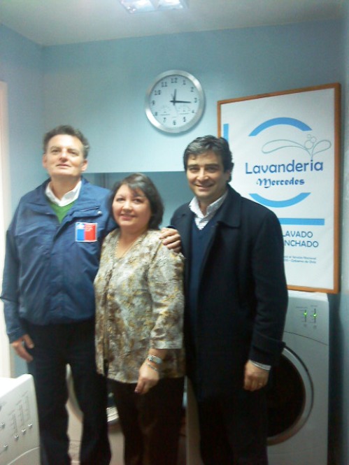Autoridades regionales junto a Ana María Riquelme.