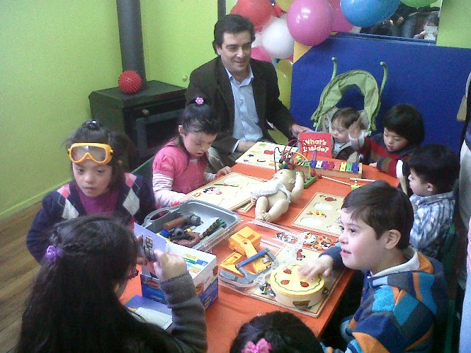 Rodrigo Reyes junto a niños con discapacidad beneficiarios del proyecto