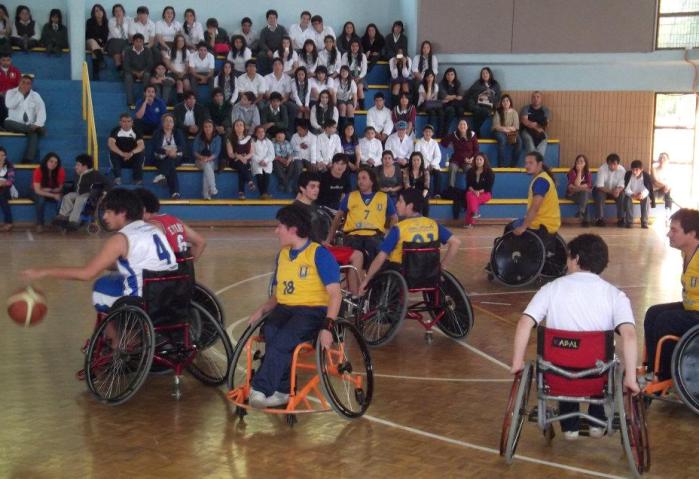 Partido entre el equipo paralímpico de la Universidad de Concepción y su selección universitaria de básquetbol.