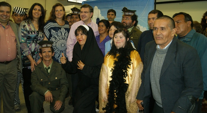 Ministro Lavín, Directora Nacional Senadis, Directora de Fundación Rostrso Nuevos junto a integrantes del Teatro de la Vida.
