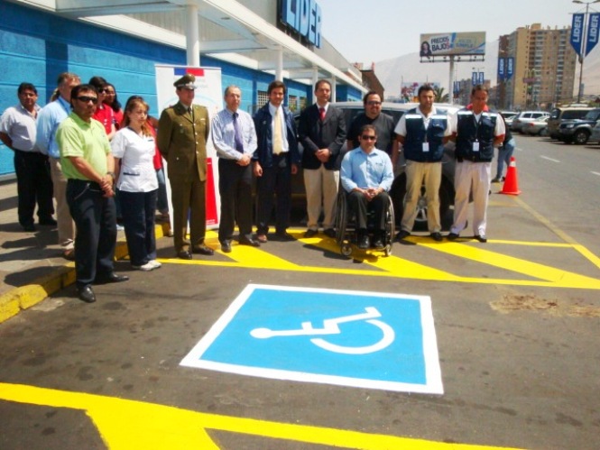 Autoridades regionales, Carabineros de Chile, personas con discapacidad en estacionamientos de supermercados Líder