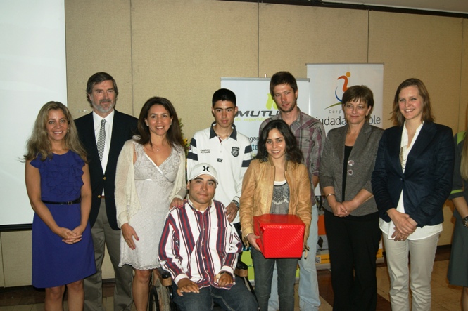 Representantes de Mutual, Cámara Chilena de la Construcción, SENADIS y Ciudad Accesible con los ganadores.