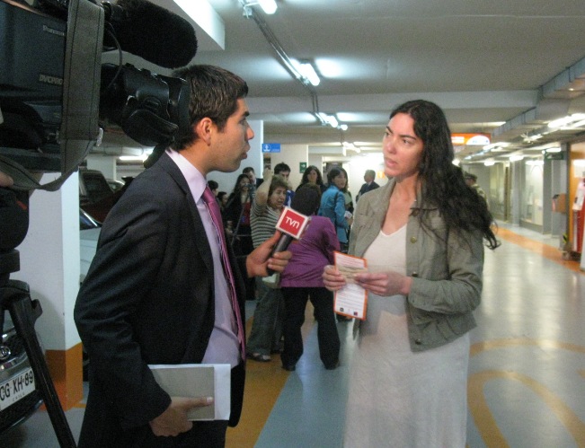 Directora regional en entrevista a TVN durante actividad sobre Correcto Uso de Estacionamientos para Personas con Discapacidad