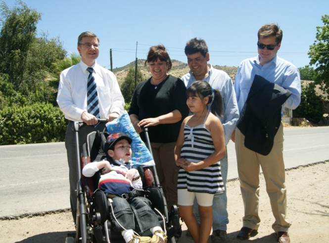 Ministro Lavín y Director del Senadis junto a la familia Arriaza Cornejo en la localidad de Pichidegua.