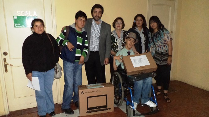 Rodrigo Reyes junto a personas con discapacidad beneficiarias de ayudas técnicas