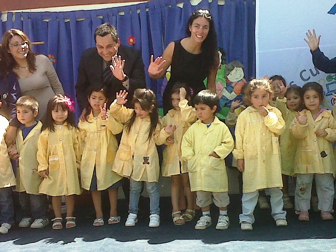 La Directora Regional junto a los niños y niñas del Jardín El Ángel