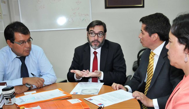 Director Nacional junto a Fiscal Jefe de Puente Alto y a los abogados de la Corporación de Asistencia Judicial