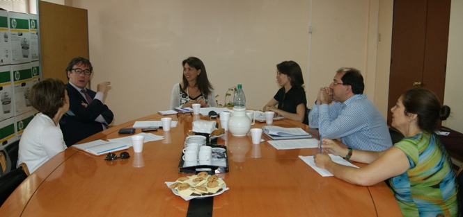 Directora Regional del Senadis junto a Seremi de Justicia en reunión realizada en la institución.