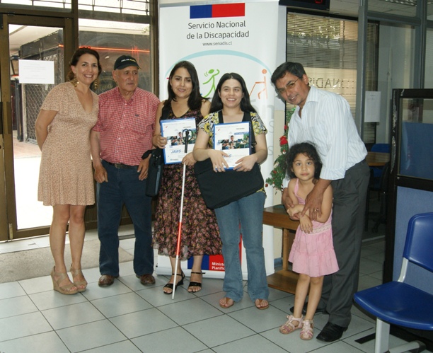 Directora Regional Metropolitana junto a Camila González y Ángela Guerra y sus familias.