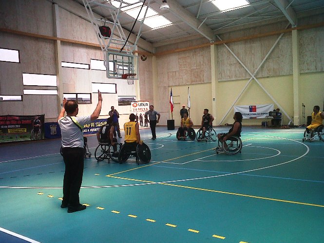 Personas con discapacidad juegan Basquetbol en Silla de Ruedas 