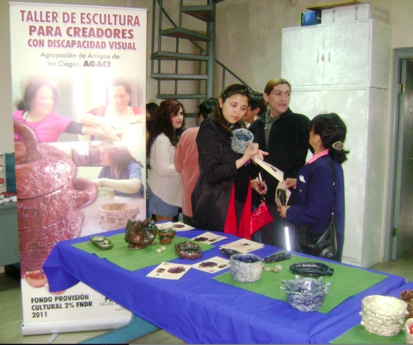 Soledad Cárdenas visitó muestra del taller de cerámica de AGACI.