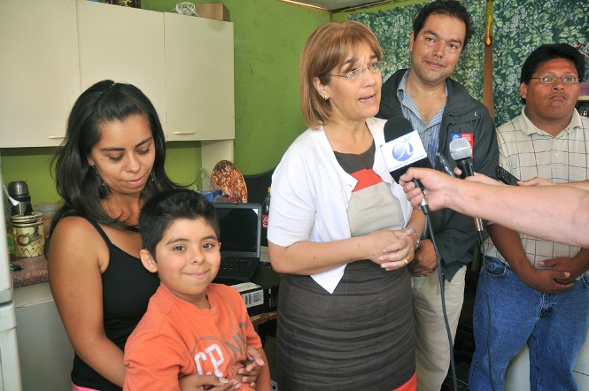 Intendenta de Tarapacá junto a Director Regional de Senadis y beneficados con los proyectos.