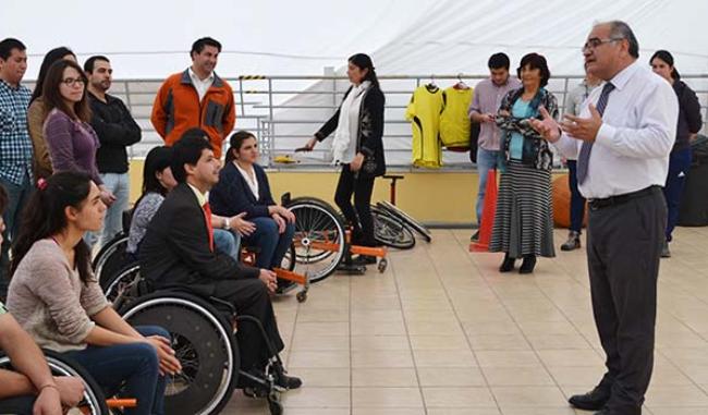 Autoridades junto a personas con discapacidad que participaron en el taller.