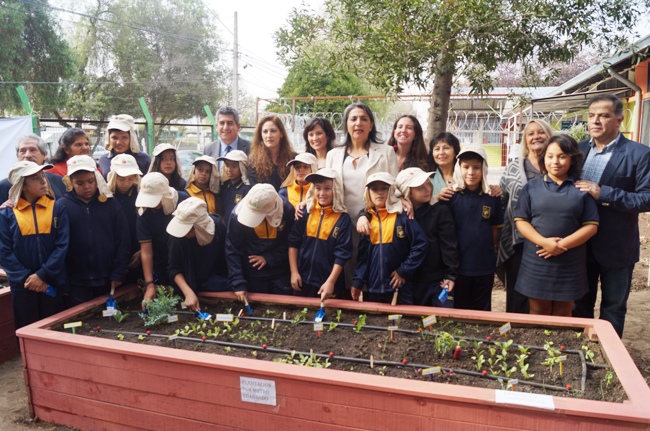 Autoridades junto a niños y niñas de la Escuela Pedro Aguirre Cerda