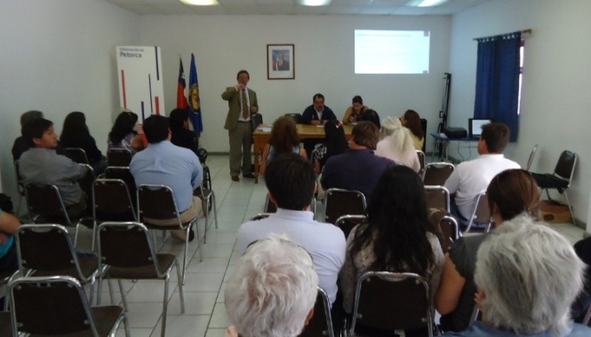 Director Regional del Senadis de Valparaíso durante la presentación sobre la postulación de Ayudas Técnicas.