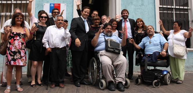 Autoridades regionales junto a personas con discapacidad en la presentación del Programa Yo Emprendo Semilla FNDR Discapacidad