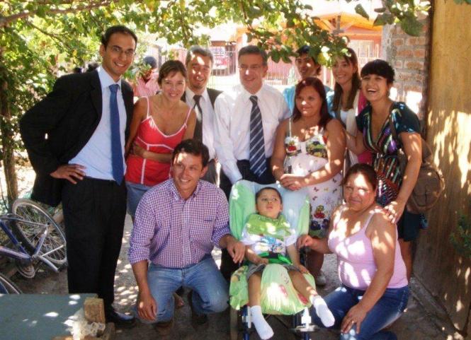 Ministro Lavín y autoridades regionales junto a familia de Pelequen.