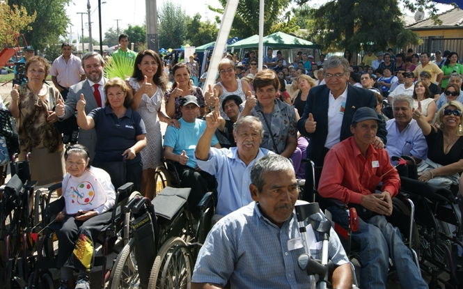 Directora Regional del Senadis junto al Alcalde de Cerro Navia y personas con discapacidad.