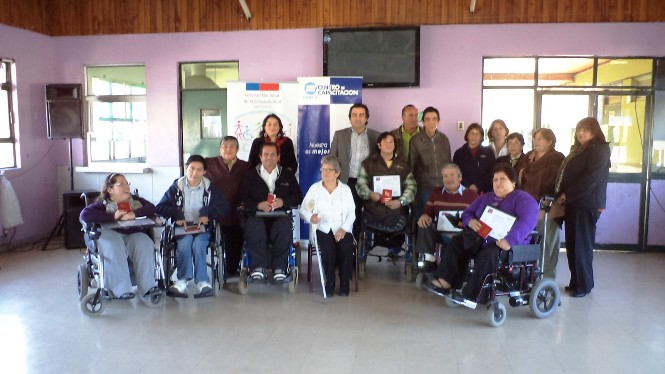 Director Regional de SENADIS junto a personas con discapacidad que participaron de la capacitación