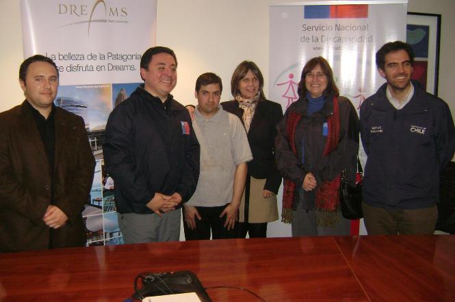 Autoridades regionales junto a Mario Cárdenas, quien trabaja en el Hotel Casino Dreams del Estrecho 