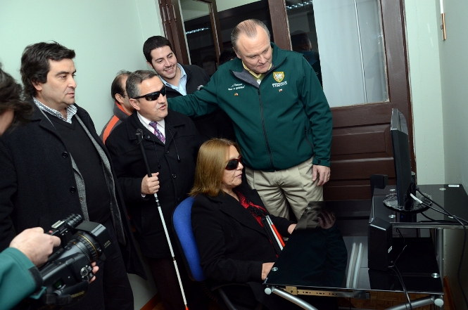 Director Regional  recorre sala de la Biblioteca Municipal adaptada para personas ciegas.