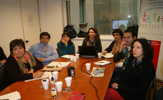 Directora Regional Metropolitana del Senadis, Soledad Narbona durante la primera reunión en mesa sobre Justicia Inclusiva.