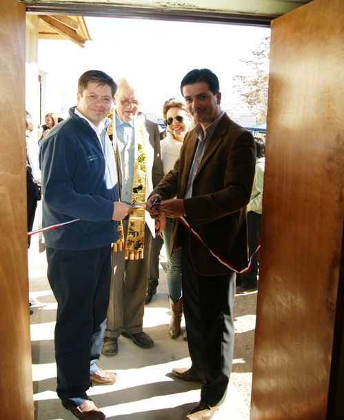 El Director Nacional de SENADIS, Óscar Mellado, corta la cinta en la inauguración del Centro.