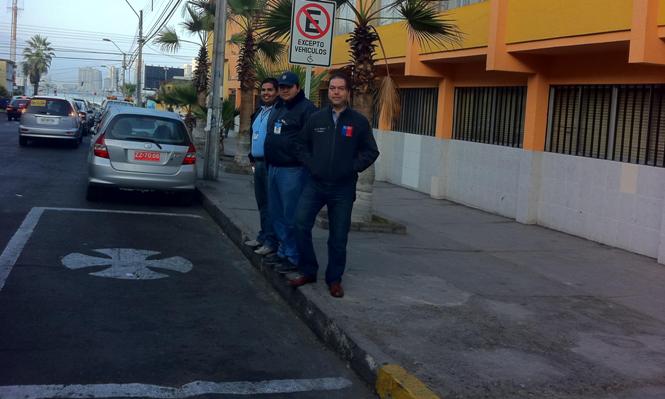 Director Regional Senadis, fiscalizadores del municipio de Iquique, frente a estacionamiento exclusivo para personas con discapacidad del Colegio Don Bosco