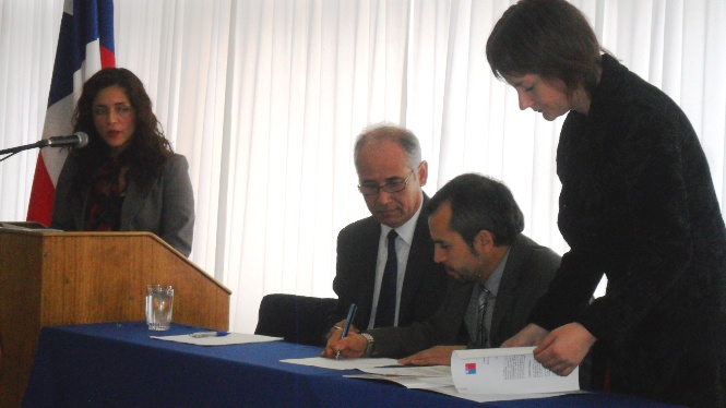 Subdirector (s) del Senadis y Vicerrector del Campus Santiago de la Universidad de Los Lagos firman convenio de colaboración