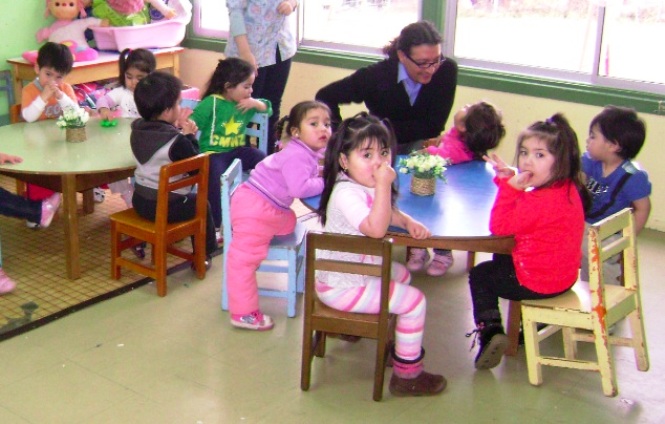El jefe del departamento de Educación en el jardín infantil Magallanes junto a un grupo de niños y niñas.
