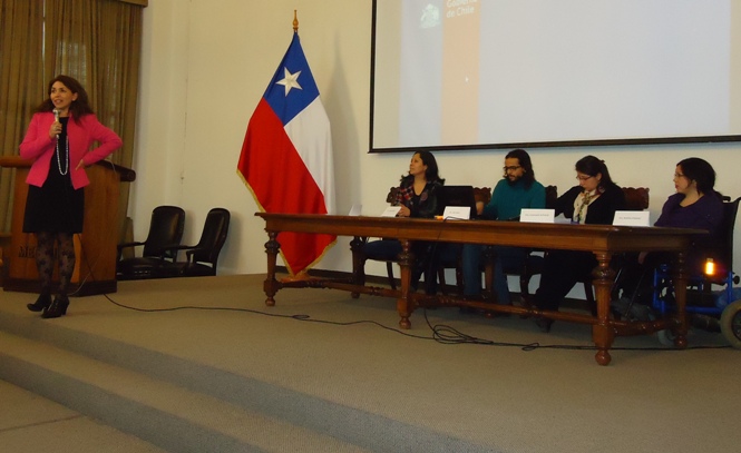Directora Regional de SENADIS R.M exponiendo en Charla de sensibilización sobre inclusión de la Universidad de Chile