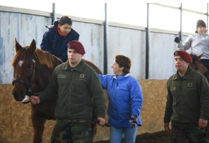 Niños con discapacidad en sesión de Hipoterapia con personal del Ejército de Chile