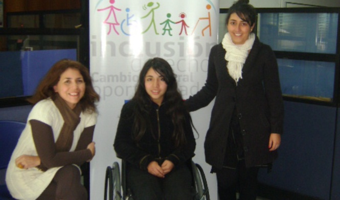 Directora Regional Metropolitana junto a Hilda Saveedra, beneficiaria de una silla de ruedas, y acompañante