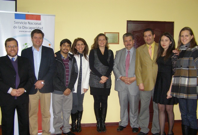 Directora Nacional de SENADIS, María Ximena Rivas, y Nelson Weitzel, Presidente Asociación de Sordos de Chile (ASOCH), junto a equipo de SENADIS y ASOCH en lanzamiento de TV-WEB.