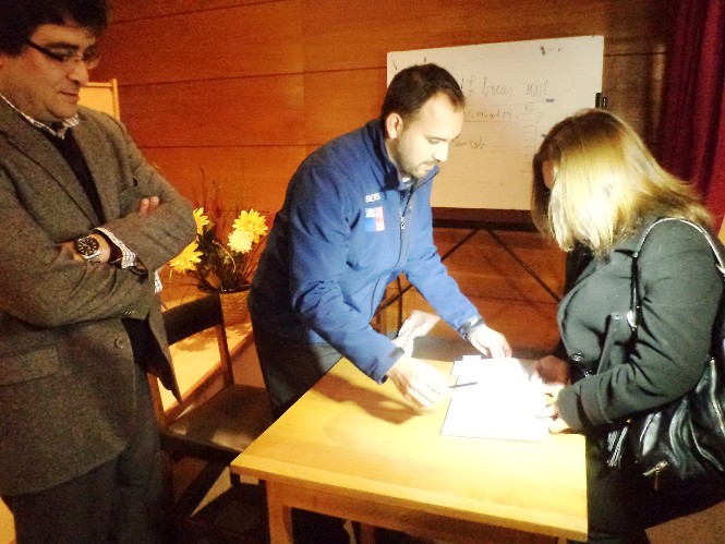 Rodrigo Reyes y Juan Francisco Reyes acompañan a Cecilia Morovic en simulación de voto
