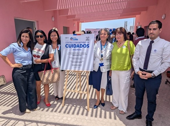 Fotografía de la inauguración donde aparece la Directora Regional del SENADIS junto a más asistentes.