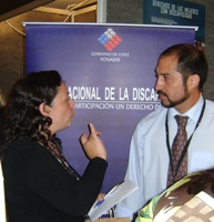 En la fotografía aparece el profesional Ronald Céspedes entregando información