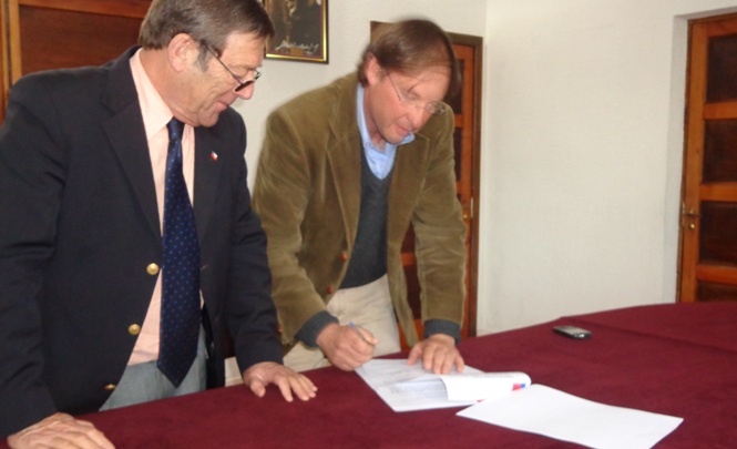 Director Regional de Senadis Valparaíso y Alcalde de Casablanca firman convenio para la construcción de cinco estacionamientos para personas con discapacidad