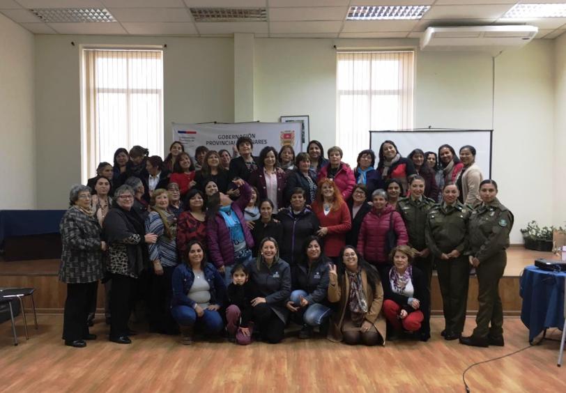 Autoridades junto a mujeres  que participaron en las actividades de celebración del Día de la Madre en la  provincia de Linares.
