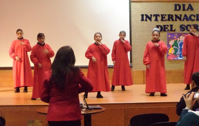 Coro de señas en la celebración del Dia Internacional del Sordo en Temuco