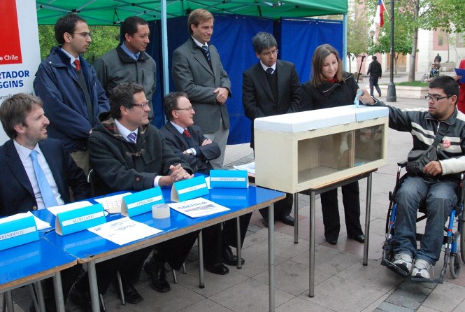 Autoridades regionales presencian simulación de votación de una persona con discapacidad. 