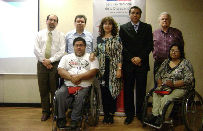 Equipo de Senadis junto a personas con discapacidad de la región
