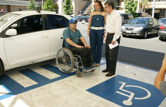 Ministro Lavín y Directora Nacional del Senadis junto a Javier Lillo, joven con discapacidad que hizo uso de estacionamientos