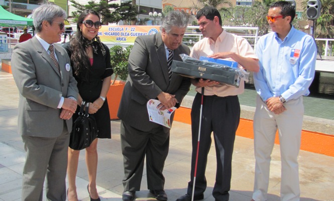Autoridades realizan entrega de ayudas técnicas a Ramón Vallejos