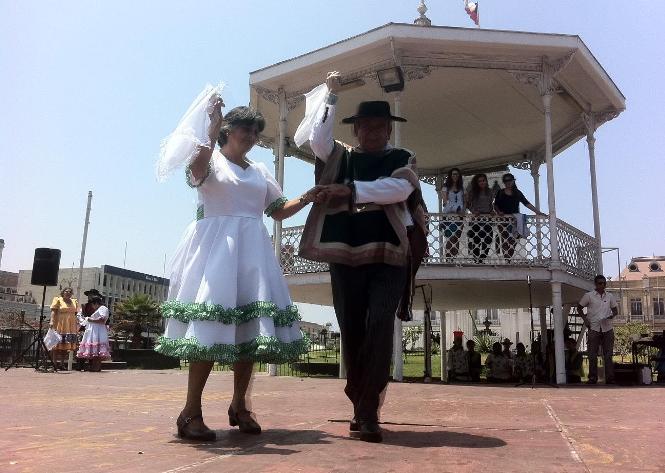 Hugo Rodríguez, presidente de la organización y Rosenda Fernández, tesorera, bailan un pie de cueca