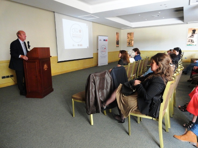 El Seremi de Desarrollo Social entrega un saludo en la presentación del Sello Chile Inclusivo en Atacama.