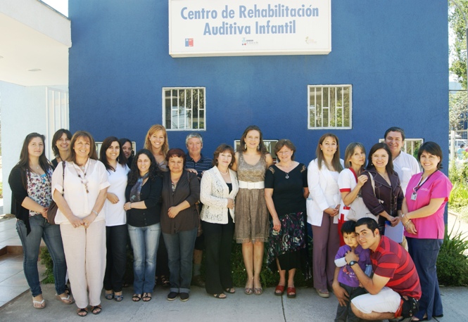 Directora Nacional del Senadis junto a profesionales del Centro de Rehabilitación Auditiva Infantil del Sótero del Río.