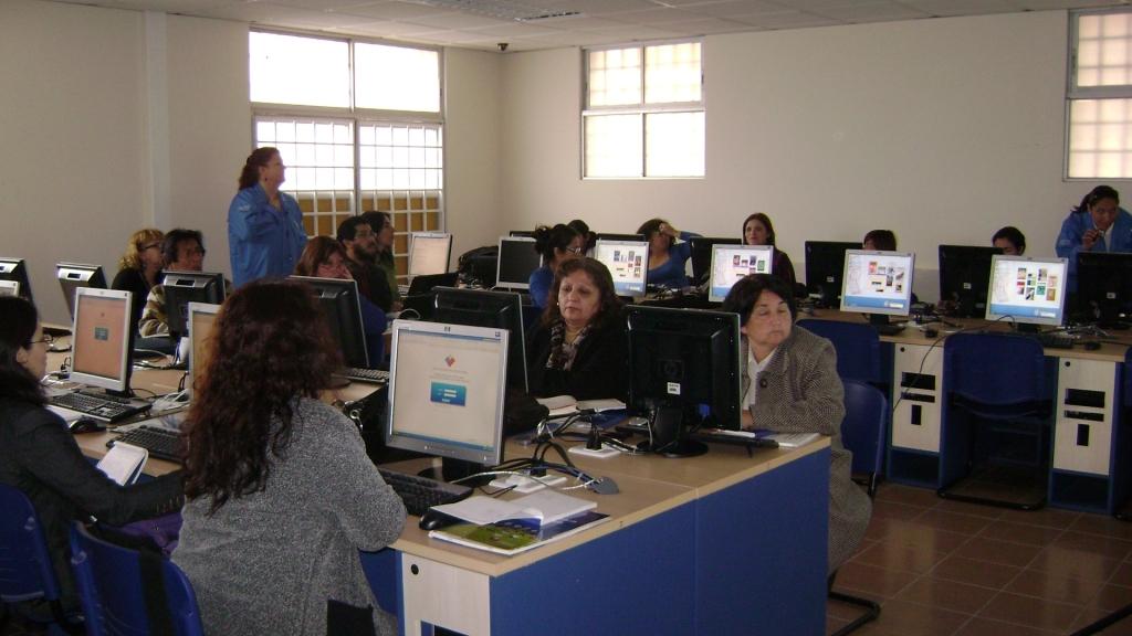 Profesionales de Fonadis y las asistentes sociales en una sala de computación.
